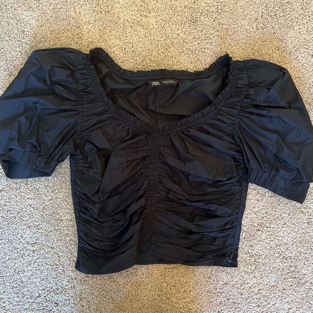 Zara black puff sleeve top w a v neck and cute details